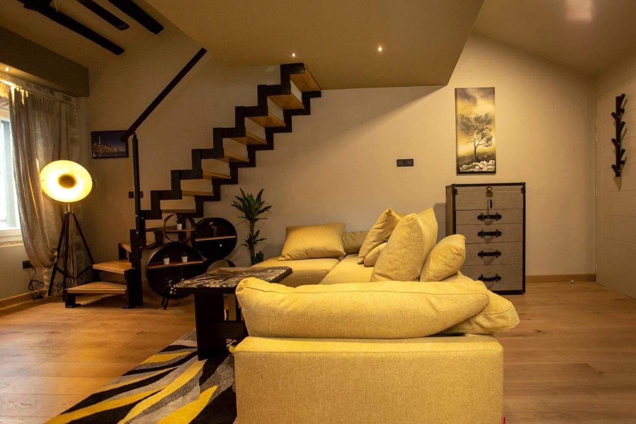 ˇdcˇ Modern Apartment Near The Church Ровінь Екстер'єр фото