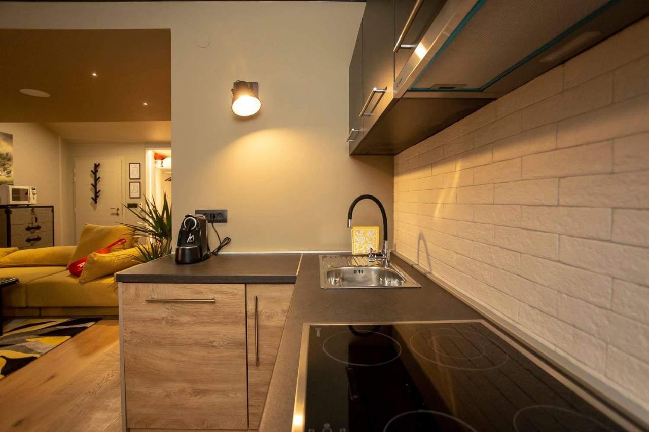 ˇdcˇ Modern Apartment Near The Church Ровінь Екстер'єр фото