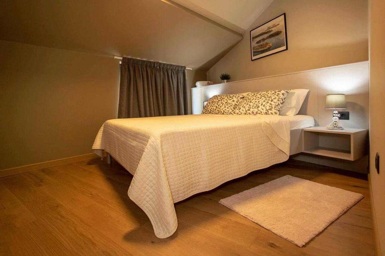 ˇdcˇ Modern Apartment Near The Church Ровінь Екстер'єр фото